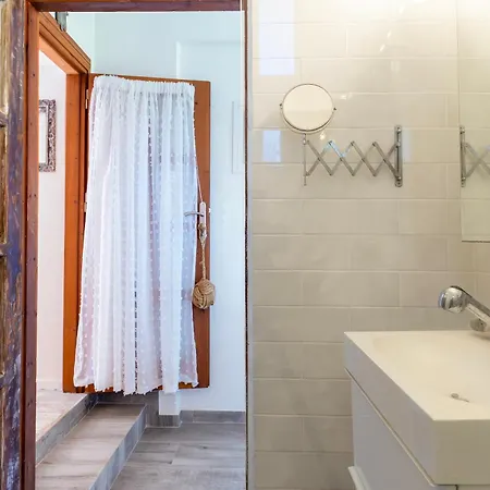 Paradiso Vintage Villa: Traditional 1944 Gem * Amaniou