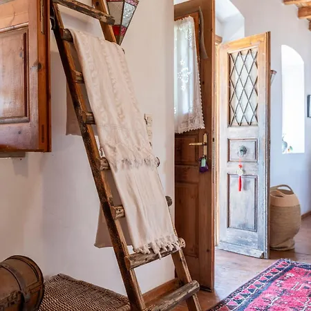 Paradiso Vintage Villa: Traditional 1944 Gem