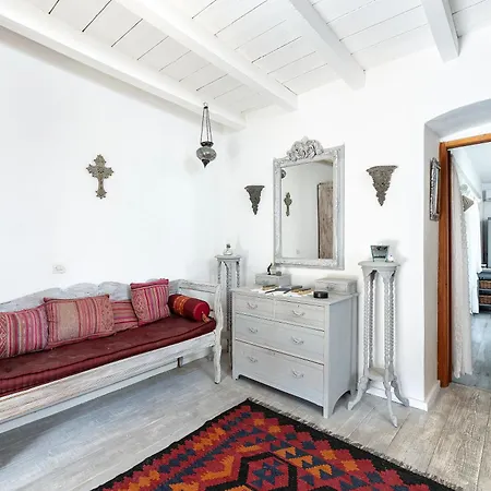 Paradiso Vintage Villa: Traditional 1944 Gem