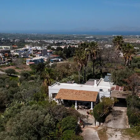 Paradiso Vintage Villa: Traditional 1944 Gem *