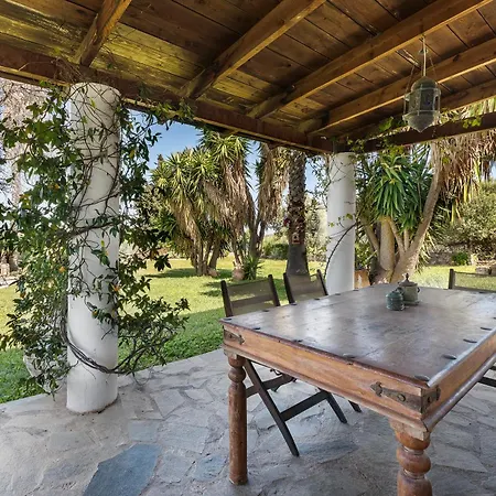 Paradiso Vintage Villa: Traditional 1944 Gem *