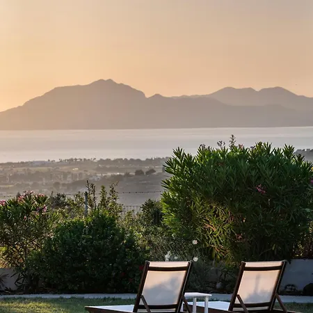 Paradiso Vintage Villa: Traditional 1944 Gem *