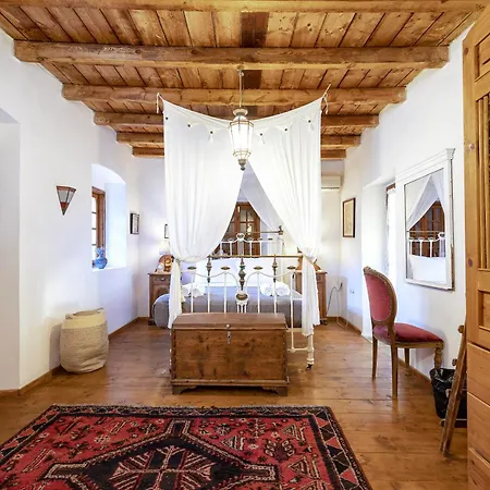 Paradiso Vintage Villa: Traditional 1944 Gem *