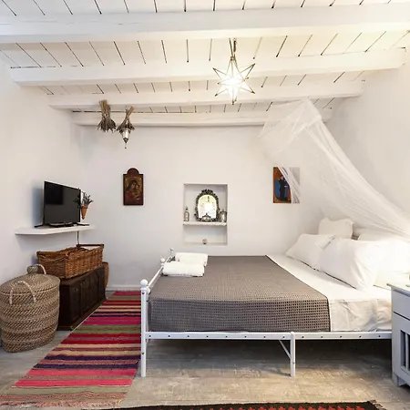 Paradiso Vintage Villa: Traditional 1944 Gem *