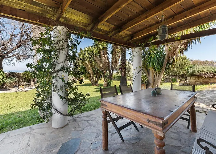 Paradiso Vintage Villa: Traditional 1944 Gem *