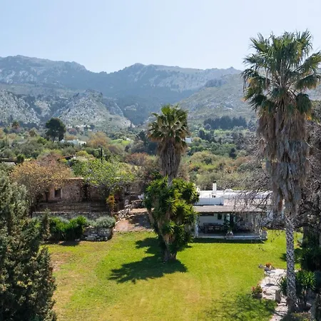 Paradiso Vintage Villa: Traditional 1944 Gem *