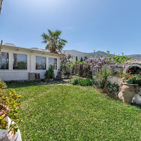 Paradiso Vintage Villa: Traditional 1944 Gem Casa de Férias