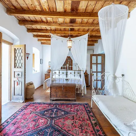 Paradiso Vintage Villa: Traditional 1944 Gem