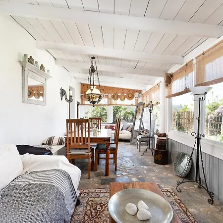 Paradiso Vintage Villa: Traditional 1944 Gem Casa de Férias