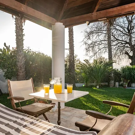 Paradiso Vintage Villa: Traditional 1944 Gem *