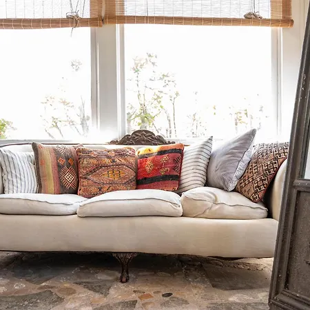 Paradiso Vintage Villa: Traditional 1944 Gem *