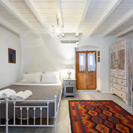 Paradiso Vintage Villa: Traditional 1944 Gem *