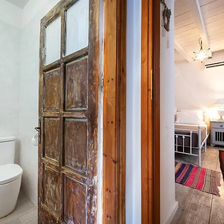 Paradiso Vintage Villa: Traditional 1944 Gem *