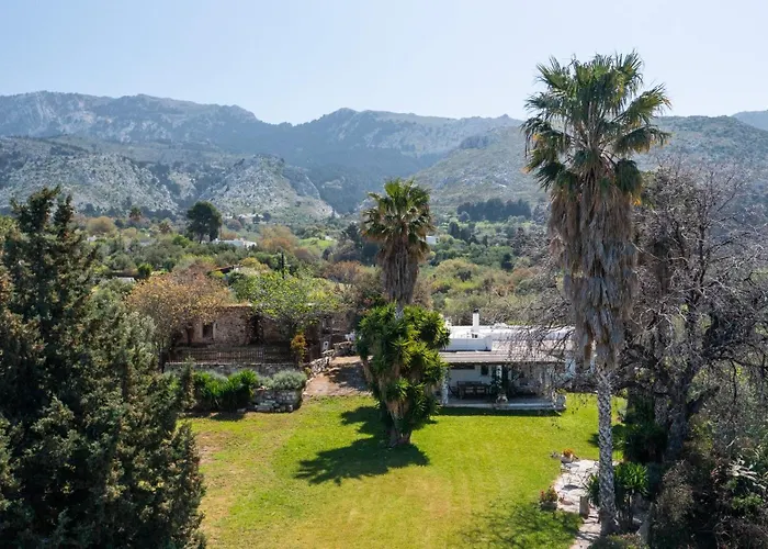 Paradiso Vintage Villa: Traditional 1944 Gem *