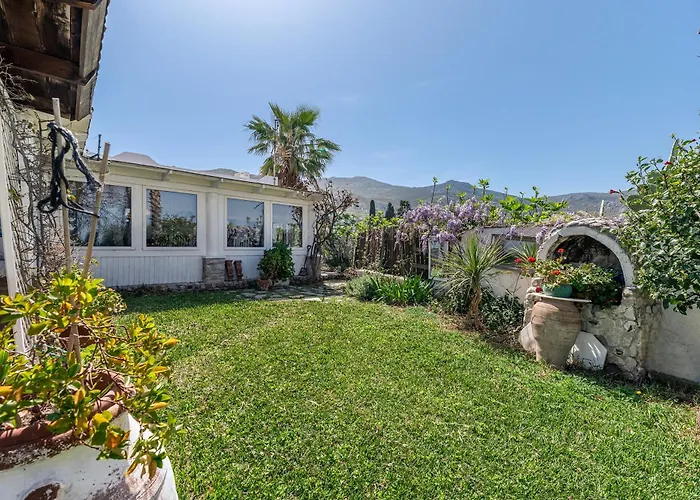 Paradiso Vintage Villa: Traditional 1944 Gem بيت للعطل