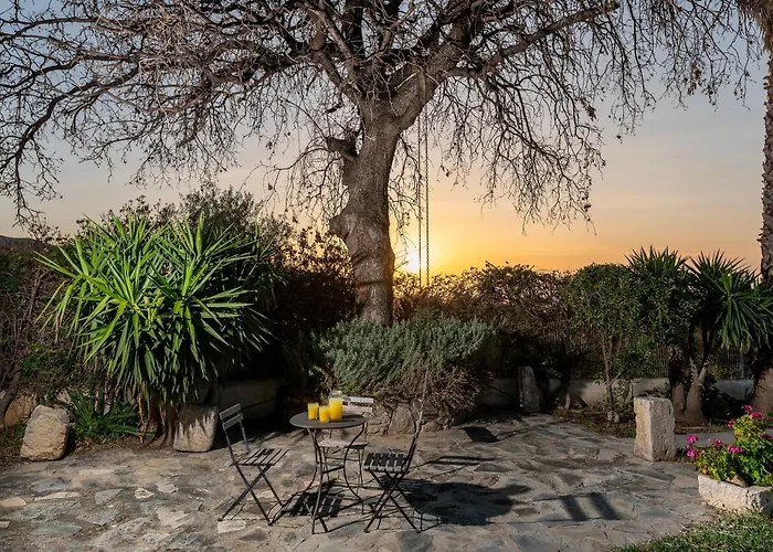 Paradiso Vintage Villa: Traditional 1944 Gem *