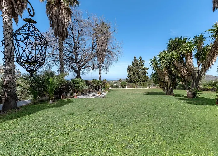 Paradiso Vintage Villa: Traditional 1944 Gem بيت للعطل