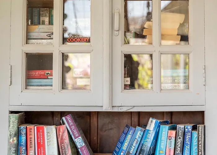 Paradiso Vintage Villa: Traditional 1944 Gem *