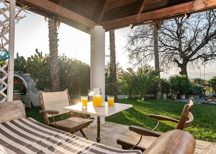 Paradiso Vintage Villa: Traditional 1944 Gem *