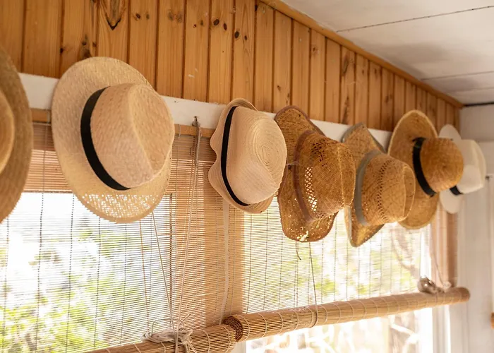 Paradiso Vintage Villa: Traditional 1944 Gem *