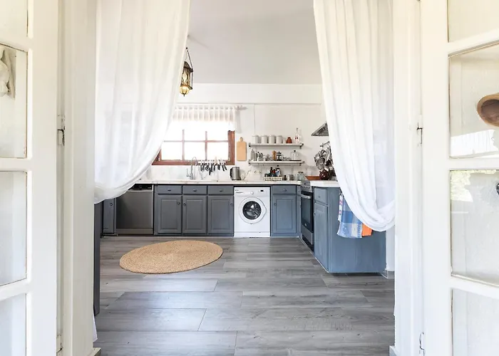 Paradiso Vintage Villa: Traditional 1944 Gem