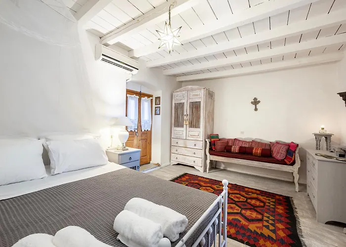 Paradiso Vintage Villa: Traditional 1944 Gem *