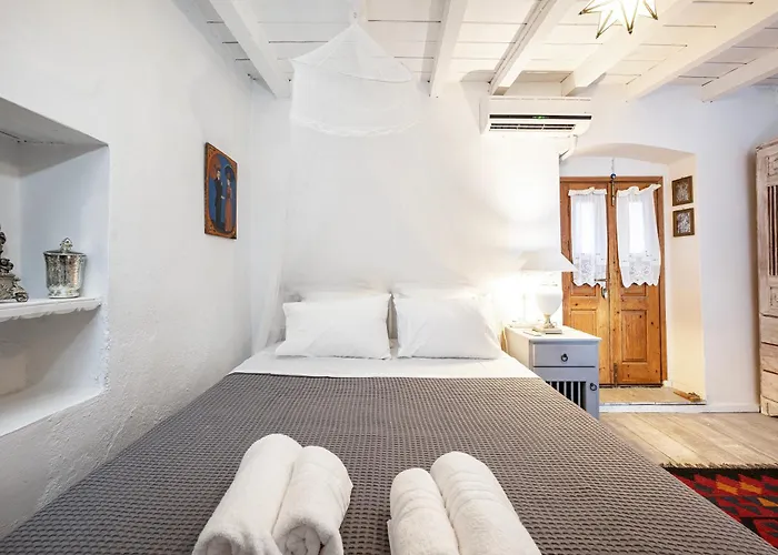 Paradiso Vintage Villa: Traditional 1944 Gem