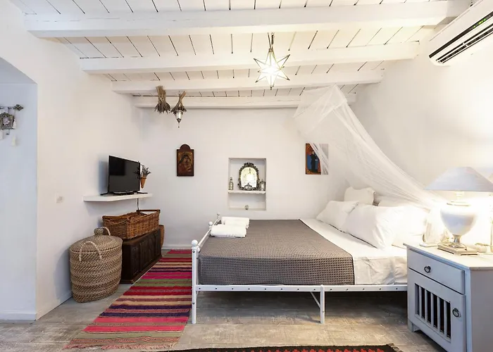 Paradiso Vintage Villa: Traditional 1944 Gem *