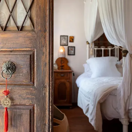 Paradiso Vintage Villa: Traditional 1944 Gem *