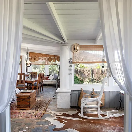 Nyaraló Paradiso Vintage Villa: Traditional 1944 Gem *