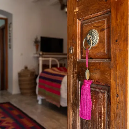 Paradiso Vintage Villa: Traditional 1944 Gem *