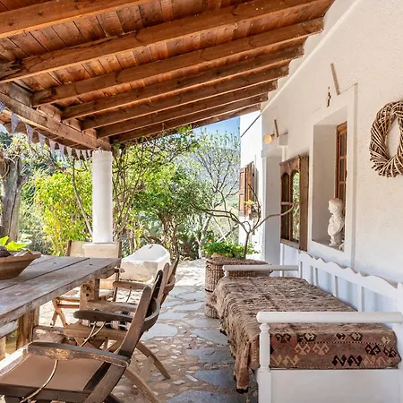 Paradiso Vintage Villa: Traditional 1944 Gem Semesterbostad Amaniou