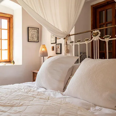 Paradiso Vintage Villa: Traditional 1944 Gem