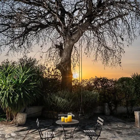 Nyaraló Paradiso Vintage Villa: Traditional 1944 Gem *