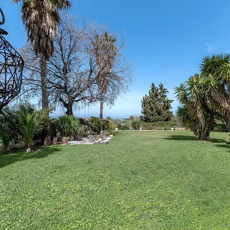 Paradiso Vintage Villa: Traditional 1944 Gem Semesterbostad