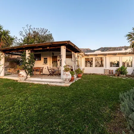 Paradiso Vintage Villa: Traditional 1944 Gem * Amaniou