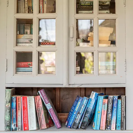 Paradiso Vintage Villa: Traditional 1944 Gem *