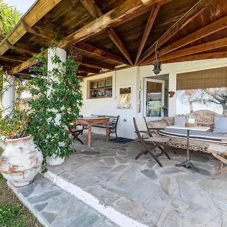 Paradiso Vintage Villa: Traditional 1944 Gem *