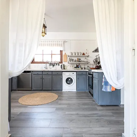 Paradiso Vintage Villa: Traditional 1944 Gem