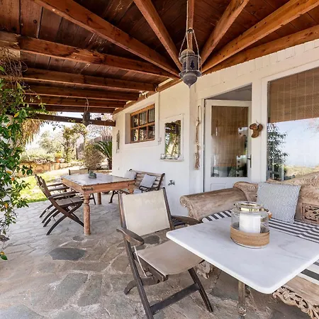 Paradiso Vintage Villa: Traditional 1944 Gem *