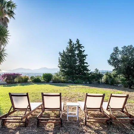 Nyaraló Paradiso Vintage Villa: Traditional 1944 Gem