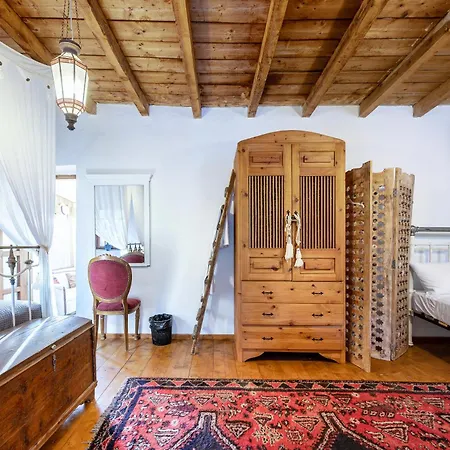 Semesterbostad Paradiso Vintage Villa: Traditional 1944 Gem *