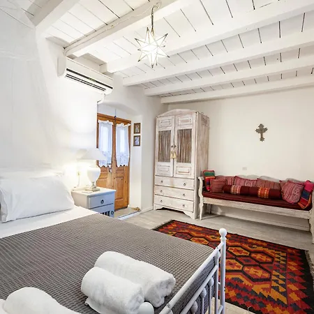 Paradiso Vintage Villa: Traditional 1944 Gem *