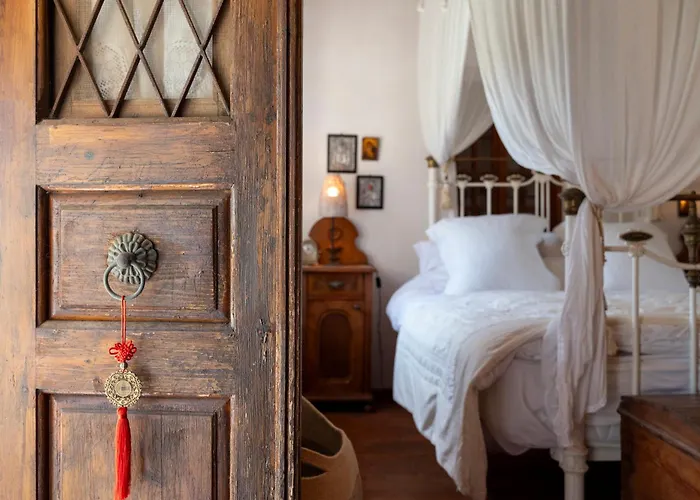 Paradiso Vintage Villa: Traditional 1944 Gem *