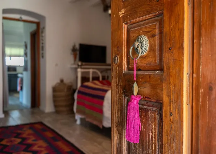 Paradiso Vintage Villa: Traditional 1944 Gem *