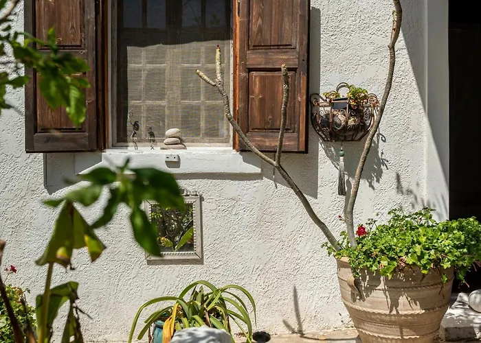 Paradiso Vintage Villa: Traditional 1944 Gem Amaniou