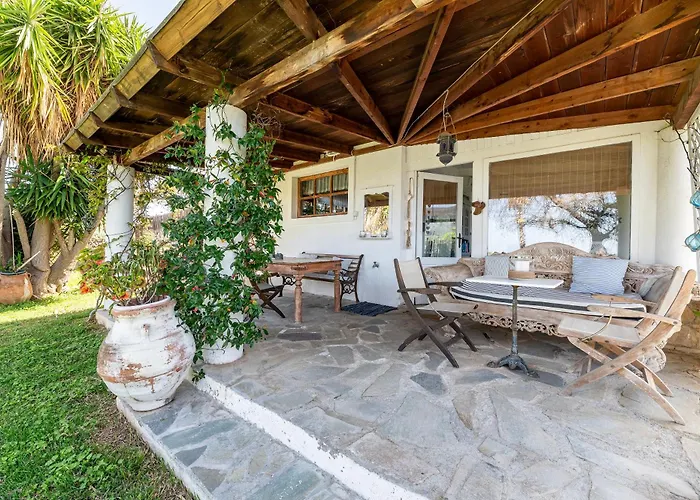 Paradiso Vintage Villa: Traditional 1944 Gem *