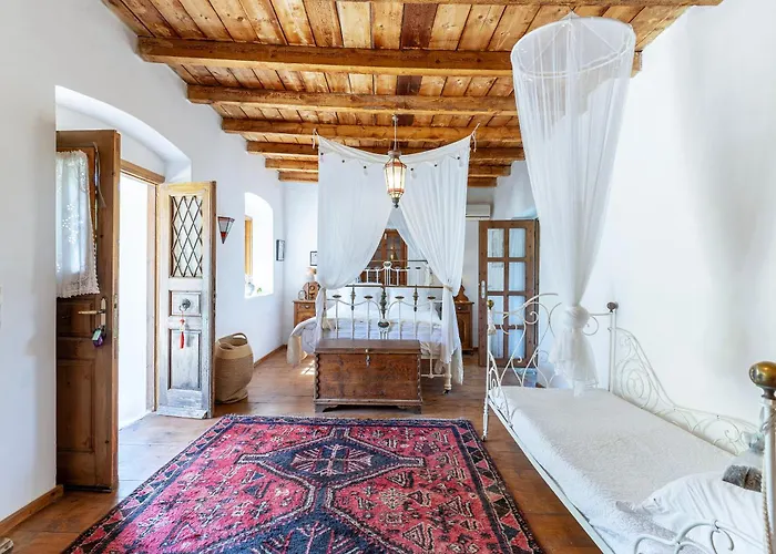 Paradiso Vintage Villa: Traditional 1944 Gem