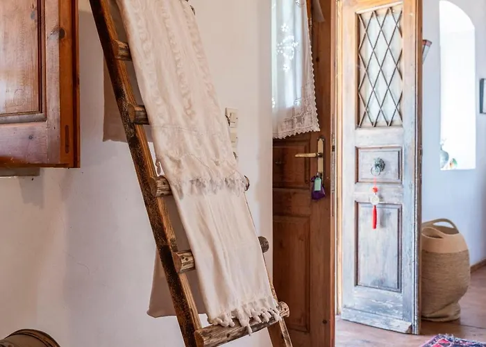 Paradiso Vintage Villa: Traditional 1944 Gem