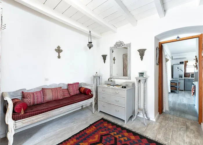 Paradiso Vintage Villa: Traditional 1944 Gem